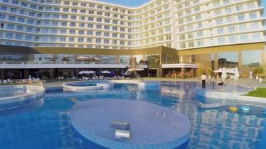 İnsanlar havuzunda hotel Radisson Blu oteller
