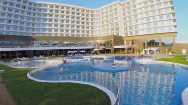 Havuz yapı otelin yakınındaki insanlar olmadan 