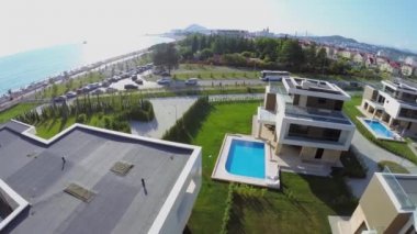 Deniz plajı yakınında park edilmiş arabalar