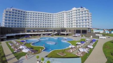 Otel Radisson Blu havuzunda Turistler