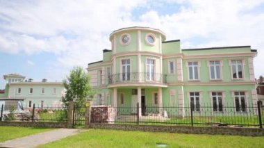 önünde çim ile inşaat halindeki iki katlı yazlık