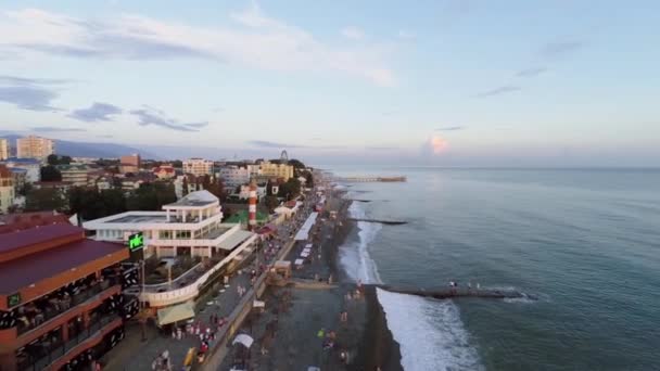 La gente si riposa sulla spiaggia — Video Stock