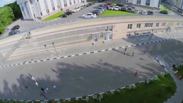 Crianças jogam bola na estrada — Vídeo de Stock