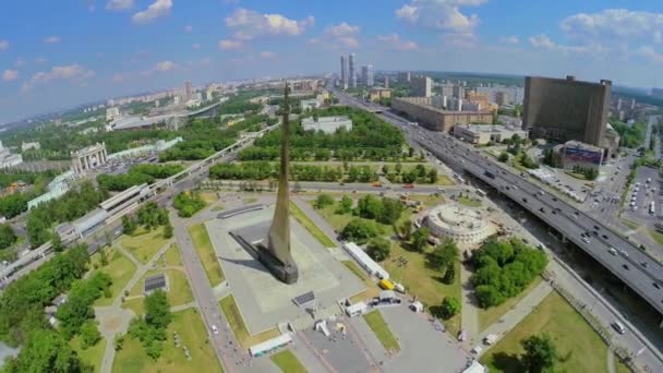 Tráfico urbano en la calle cerca de Obelisco — Vídeos de Stock