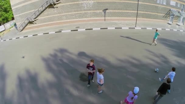 若者が道路でボールを遊ぶ — ストック動画
