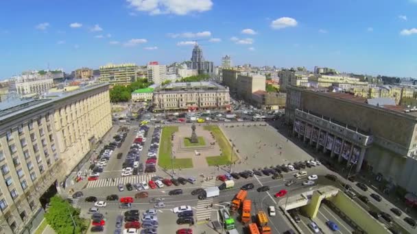 Cityscape with traffic on Triumph Square — Stock Video