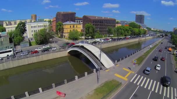 Tráfico de la ciudad en muelle del río Jauza — Vídeos de Stock