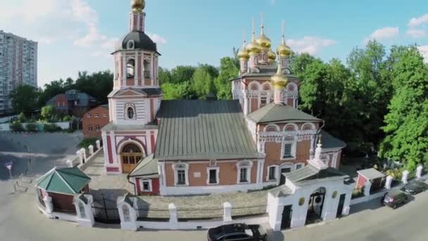 春のイズマイロヴォのナティビティ教会 — ストック動画