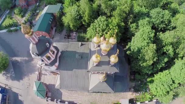 Coches cerca de la iglesia de la Natividad en Izmailovo — Vídeos de Stock