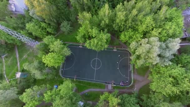 Les enfants jouent au ballon sur l'aire de jeux — Video