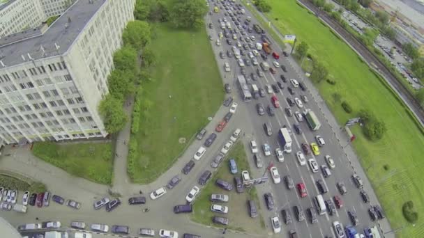 Stadtbild mit Autobahnverkehr — Stockvideo