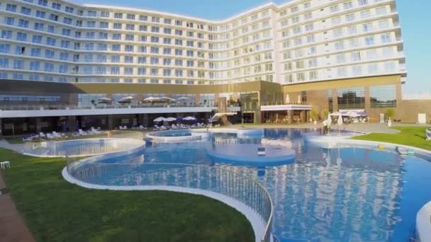 Medence közelében hotel épülete emberek nélkül — Stock videók