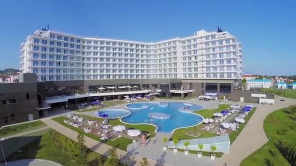 Ludzie w basenie hotelu Radisson Blu — Wideo stockowe