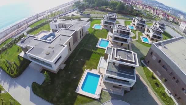 Apartamentos privados com piscinas — Vídeo de Stock