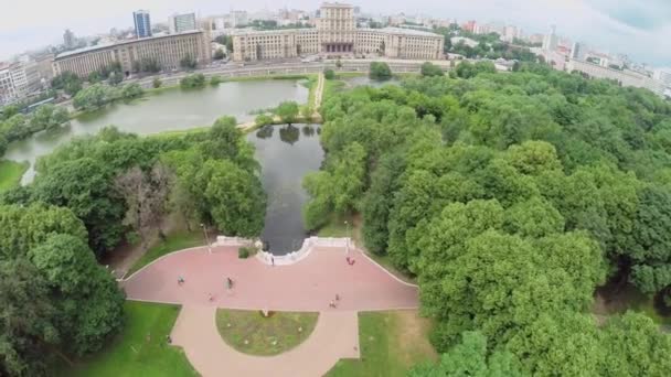Cityscape s rybníky v parku Lefortovskij — Stock video