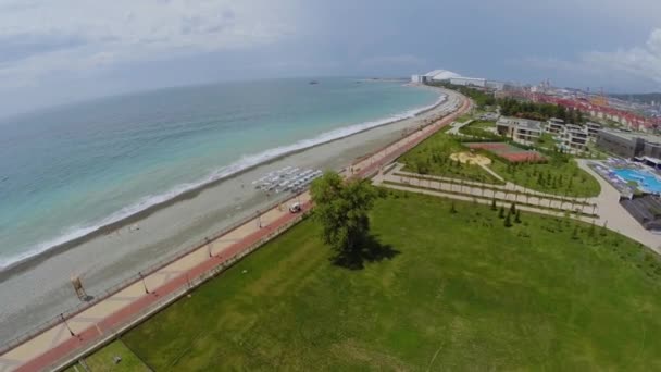 Playa de mar con gente descansa — Vídeo de stock