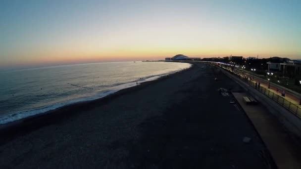 Toeristen lopen door kade op zee — Stockvideo