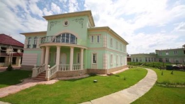 İnşaat ve çim altında güzel iki katlı yazlık