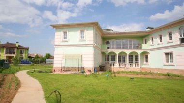 Yaz aylarında yapım aşamasında güzel iki katlı yeşil yazlık