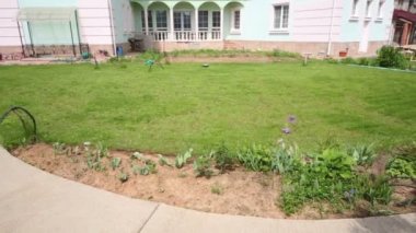 İki katlı yazlık inşaat ve helikopter gökyüzü altında