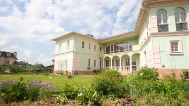 Flowerbed Rüzgar ve güneşli bir gün, iki katlı yazlık