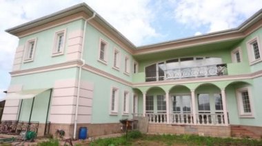 İki katlı yazlık yapım aşamasında yaz gün