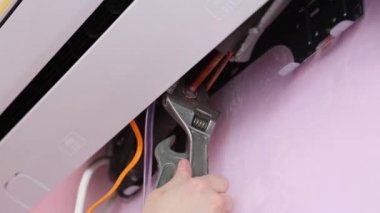 Adam sıkılaştırır somun anahtarı kullanarak