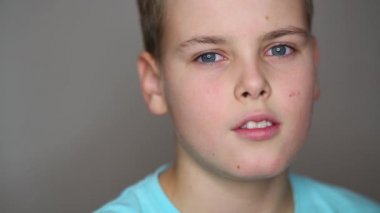 Genç oğlan mavi tişört