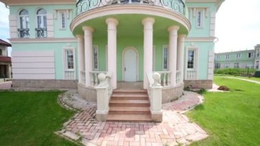 yapım aşamasında iki katlı yazlık sütunlu veranda