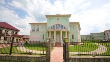 Yol yapım aşamasında yaz günü, iki katlı yazlık