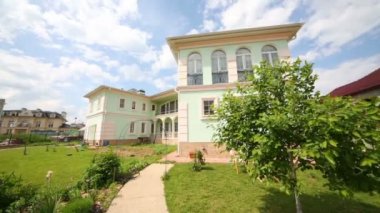 yapım aşamasında iki katlı ev, bahçe yatakları ve ağaç