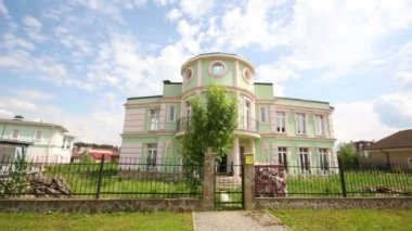 İki katlı şık sera yapım aşamasında yaz gün