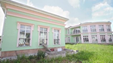 Yapım aşamasında iki katlı küçük yeşil ev ve çim