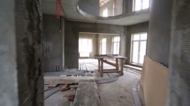 Bitirmeden ve zeminde teller ile birçok oda