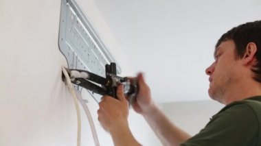 Genç maninstalling Klima