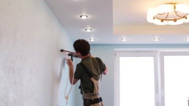 Çalışan modern bir daire duvarında bir delik matkap