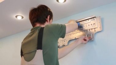 Alt tesisat Klima için metal bir plaka kaldırır