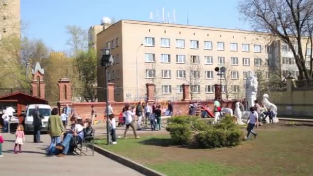 İnsanlar katedral Malaya Gruzinskaya üzerinde avluda — Stok video