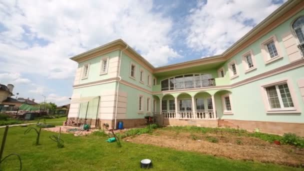Lits de jardin et chalet verdoyant de deux étages à la journée ensoleillée 
