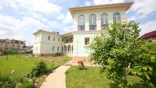 Casa de dois andares em construção, camas de jardim no dia de verão — Vídeo de Stock
