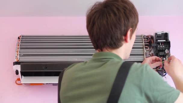 Travailleur installant climatiseur — Video