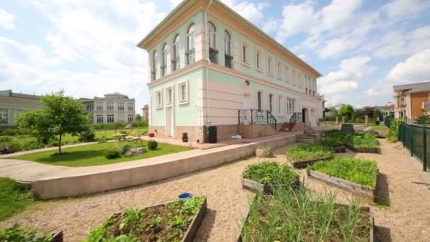 Casa gris de dos plantas en construcción en el día de verano — Vídeos de Stock