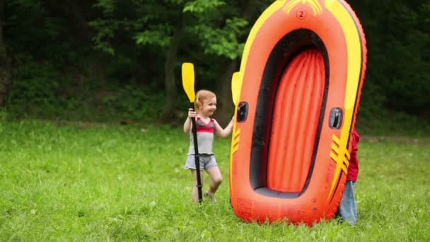 Kids with inflatable boat — Stock Video