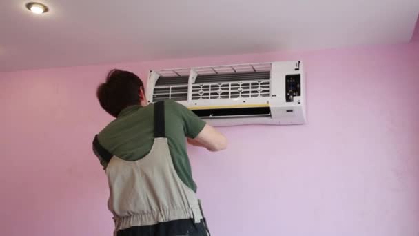 Worker checks the air conditioning — Stock Video