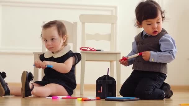 Kids  with colored felt pens — Stock Video