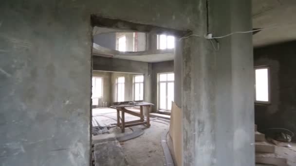 Veel van de kamers zonder afwerking in huisje in aanbouw — Stockvideo