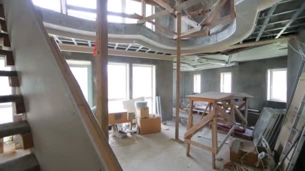 Habitación con escaleras sin terminar y con cables en el suelo — Vídeo de stock