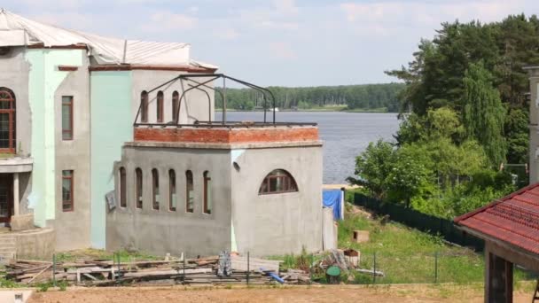 Część domu w budowie i rzeki w letni dzień — Wideo stockowe