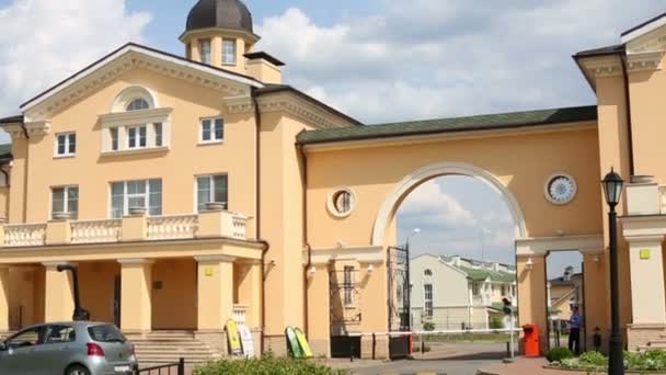 Edificio giallo nella giornata di sole — Video Stock