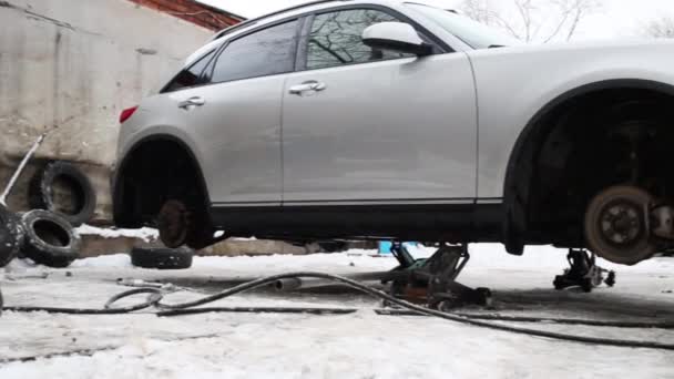 Coche gris sin ruedas — Vídeo de stock